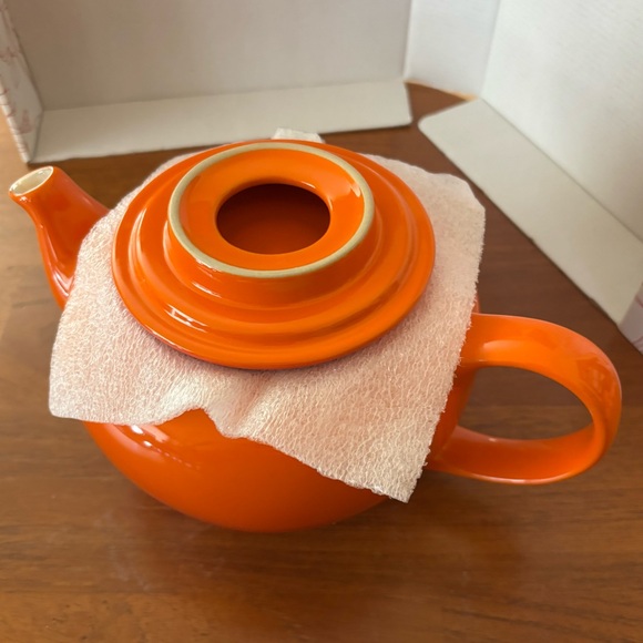 Le Creuset stoneware orange-red flame teapot with stainless steel strainer - Picture 4 of 16